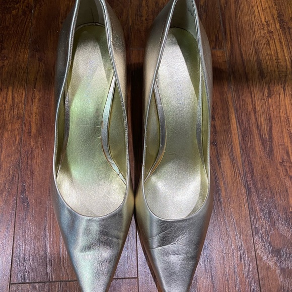 Nine West gold pumps - Picture 2 of 2